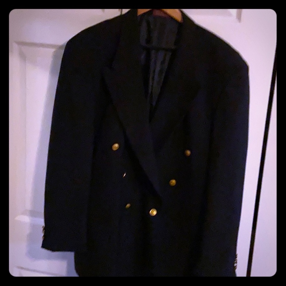 Like new men’s dark navy “captain’s” jacket. 44L